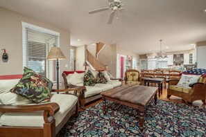 Smart-TV, peis, DVD-spiller og bøker