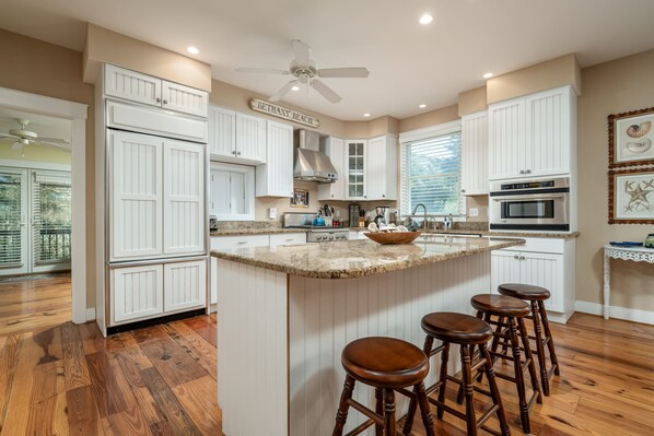 Fridge, microwave, oven, stovetop - CLASSIC 4 BR IN BETHANY BEACH - WALK TO BEACH/SHOPS - 317 Hollywood St (Bethany Beach)