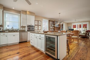 Fridge, microwave, oven, stovetop - CLASSIC 4 BR IN BETHANY BEACH - WALK TO BEACH/SHOPS - 317 Hollywood St (Bethany Beach)