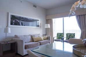 Living area - 503 Luxury 1Bedroom pool and Universal view (Orlando)