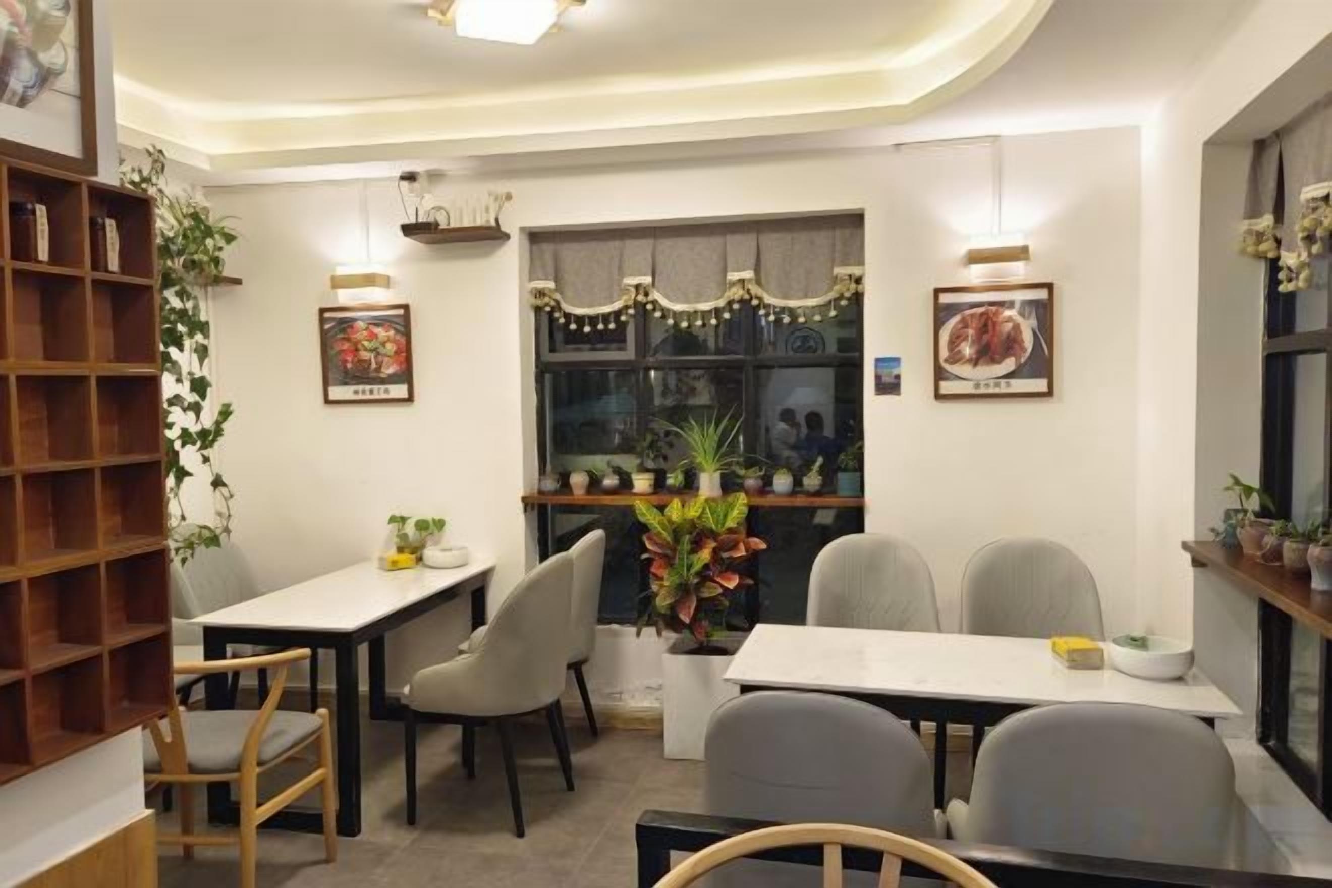 Un comedor con mesa, sillas y una estantería.