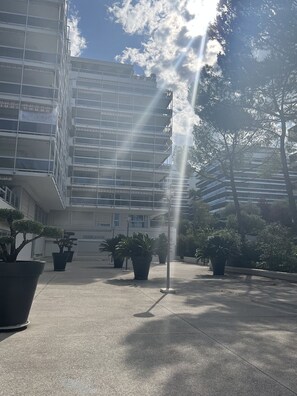 Property grounds - 24. 2 bedroom apt, terrace, pool and garage (Antibes)