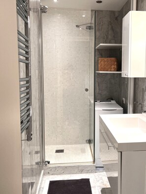Dusche, Haartrockner, Handtücher