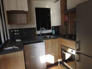 Een koelkast, een microgolfoven, een oven, een kookplaat