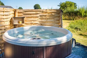 Tina de hidromasaje al aire libre