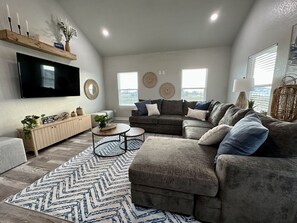 Smart TV, chimenea y estéreo 