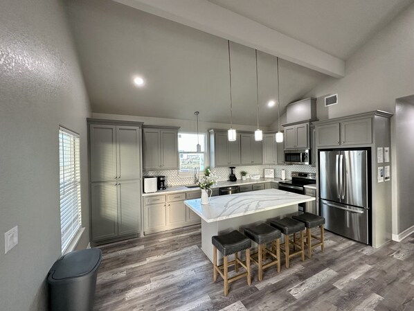 Refrigerador, microondas, horno y parrilla de estufa 