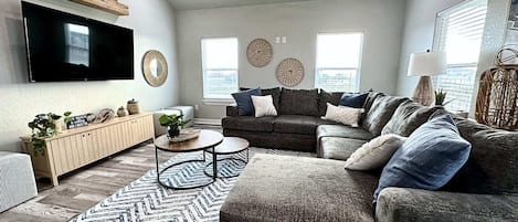 Smart TV, chimenea y estéreo