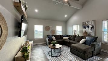 Smart TV, chimenea y estéreo