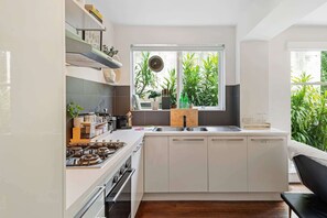 Fridge, microwave, oven, stovetop - Contemporary 1-Bed Unit Near Chapel St (Prahran)