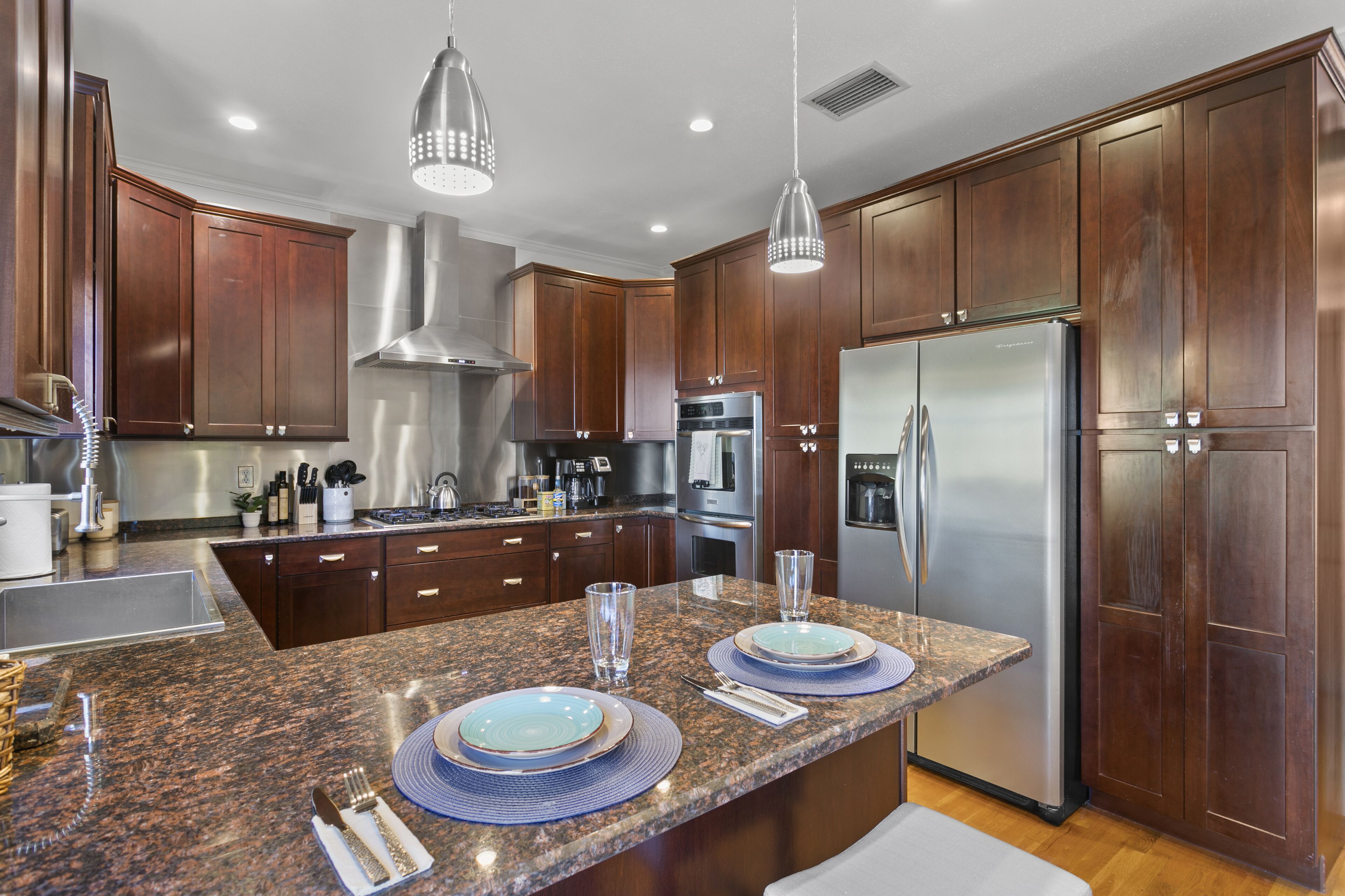 Refrigerador, microondas, horno y parrilla de estufa 