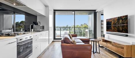 Køleskab, mikrobølgeovn, ovn, kogeplade