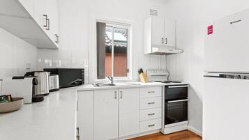 Refrigerador, microondas, horno y parrilla de estufa