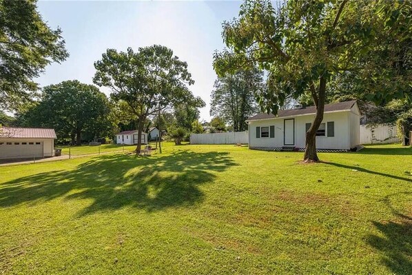 Property grounds - Peaceful Place in Winston Salem (Winston-Salem)
