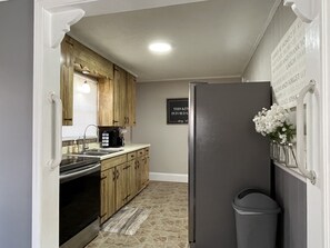 Kjøleskap, mikrobølgeovn, ovn og kokeplater