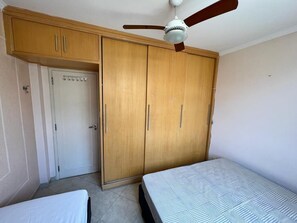 2 間睡房、可攜式嬰兒床、Wi-Fi、床單