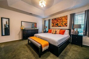 3 habitaciones, escritorio y tabla de planchar con plancha 