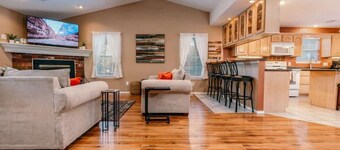 Bike -Lovers & Pets Welcome! Modern Home by Bamboozled Trail