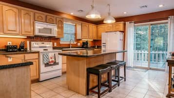 Køleskab, mikrobølgeovn, ovn, kogeplade