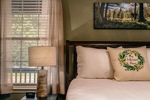 3 slaapkamers, een bureau, een strijkplank/strijkijzer, reisbedje