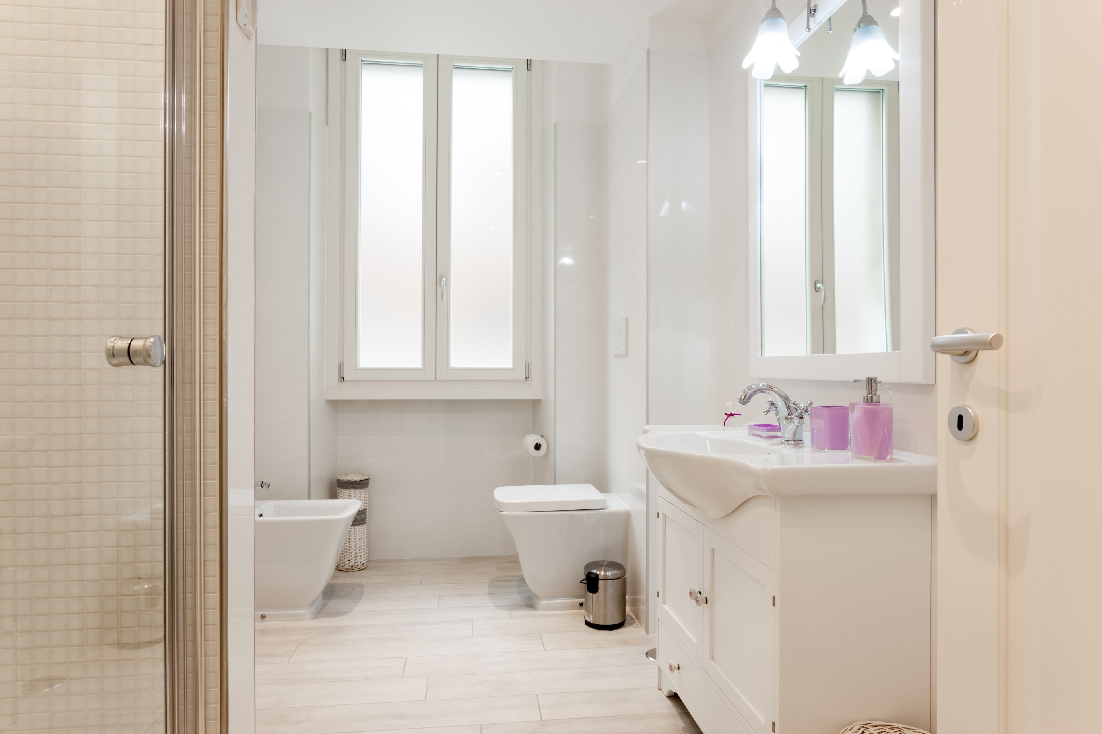 Een moderne badkamer met een bad, toilet en wastafel.