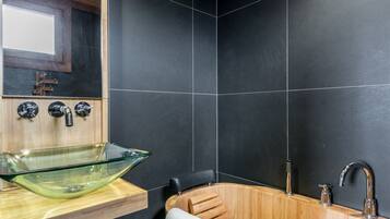 Een douche, een haardroger, toiletpapier