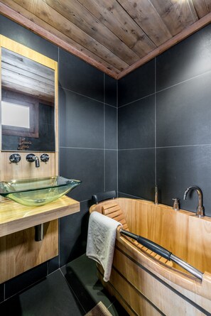 Douche, sèche-cheveux, papier toilette