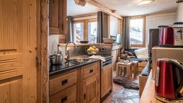 Een koelkast, een microgolfoven, een oven, een kookplaat