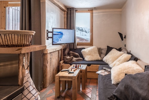 Upmarket south-facing apartment directly on the slopes