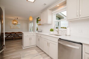 Kylskåp, mikrovågsugn, ugn och spishäll