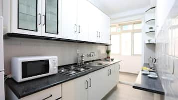 Geladeira, micro-ondas, fogão, cooktop
