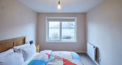 Etive, Beautiful Lochside Apartment with balcony