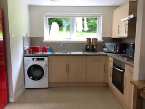 Fridge, microwave, oven, stovetop - Appin, Beautiful Lochside Apartment with Balcony (Fort William)
