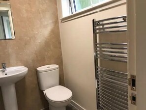 Shower, towels - Appin, Beautiful Lochside Apartment with Balcony (Fort William)