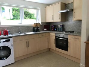 Fridge, microwave, oven, stovetop - Appin, Beautiful Lochside Apartment with Balcony (Fort William)