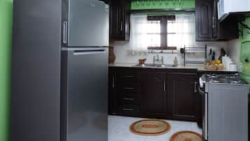 Full-size fridge, microwave, oven, stovetop