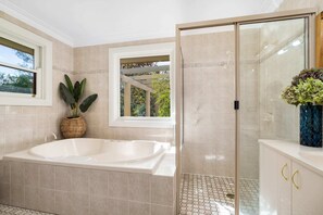 Badewanne, Haartrockner, Handtücher