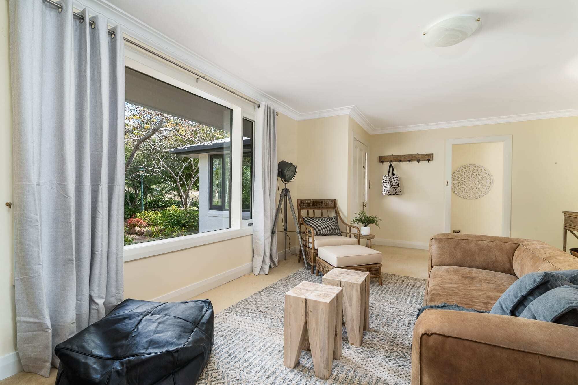 Televisio, takka, kirjoja, työhuone