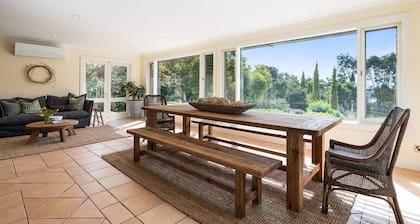 Sandhurst - Stunning Retreat - Pool & Tennis Court