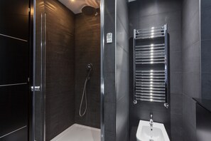 Hair dryer, towels, soap, shampoo - Minimal flat - Prati, Rome (Roma)
