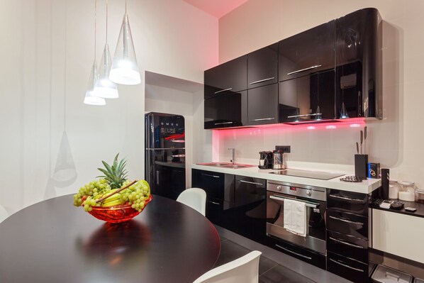 Fridge, microwave, oven, stovetop - Minimal flat - Prati, Rome (Roma)