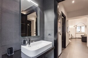 Hair dryer, towels, soap, shampoo - Minimal flat - Prati, Rome (Roma)