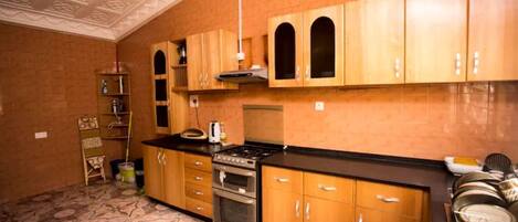 ثلاجة، ميكروويف، فرن، موقد طهي مسطح