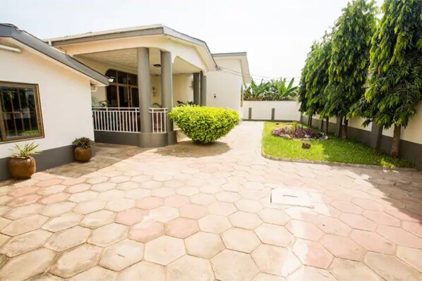 Property grounds - Fully Loaded 5-Bed Home (Accra)