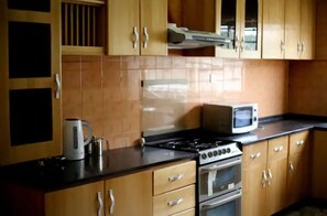 Fridge, microwave, oven, stovetop - Fully Loaded 5-Bed Home (Accra)