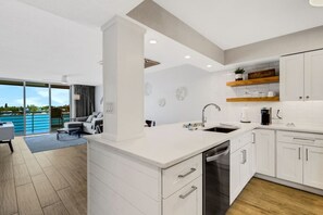 Kylskåp, mikrovågsugn, ugn och spishäll