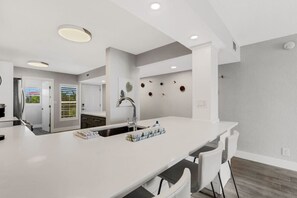 Réfrigérateur, four à micro-ondes, un four, surface de cuisson