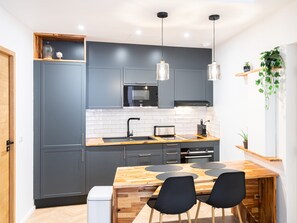 Fridge, microwave, oven, stovetop - Cannes Meynadier Croisette, Palais Vieux Port 1 mn . 2 BR Olam Properties (Cannes)