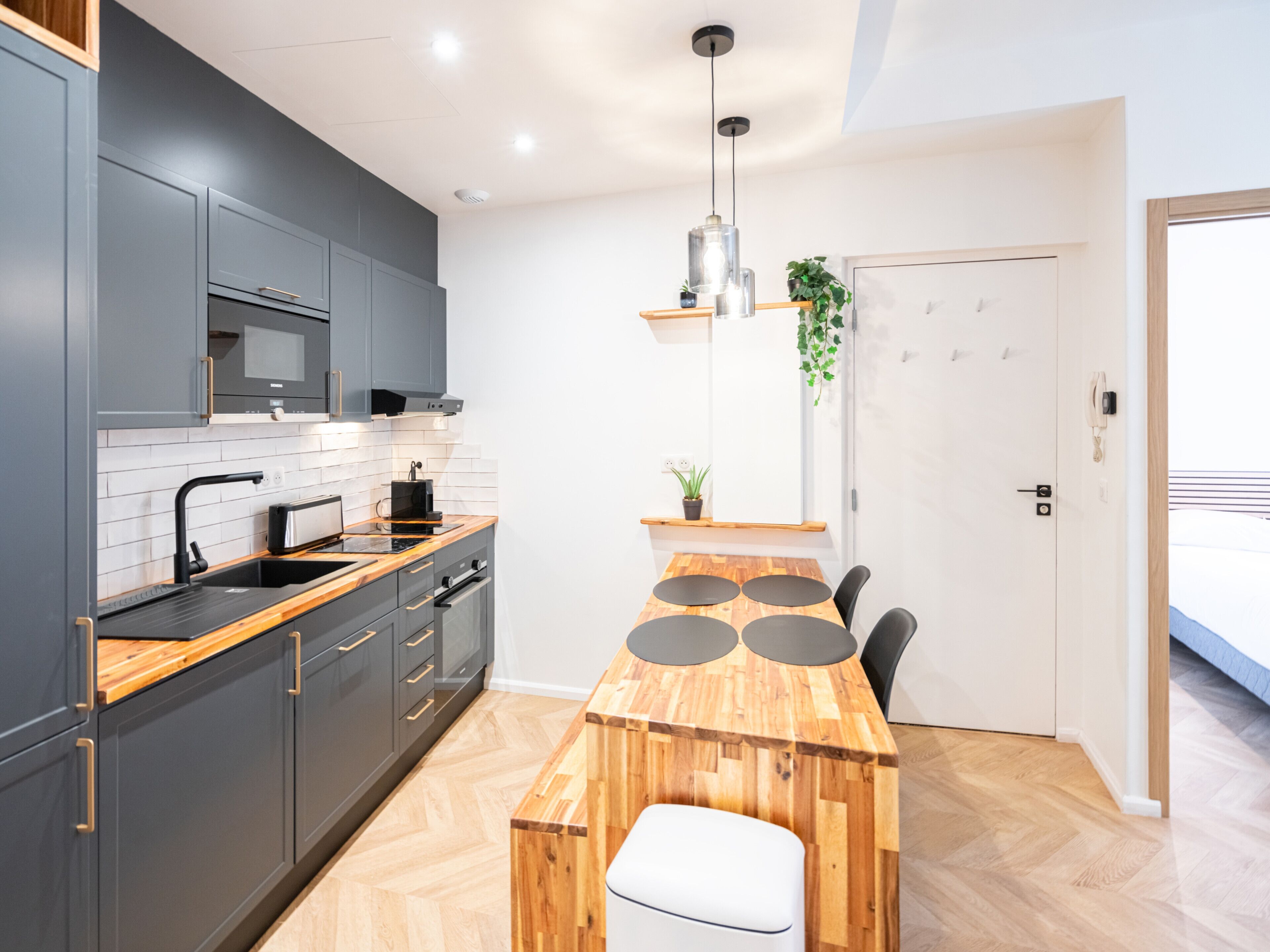 Réfrigérateur, micro-ondes, four, plaque de cuisson