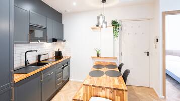 Réfrigérateur, micro-ondes, four, plaque de cuisson